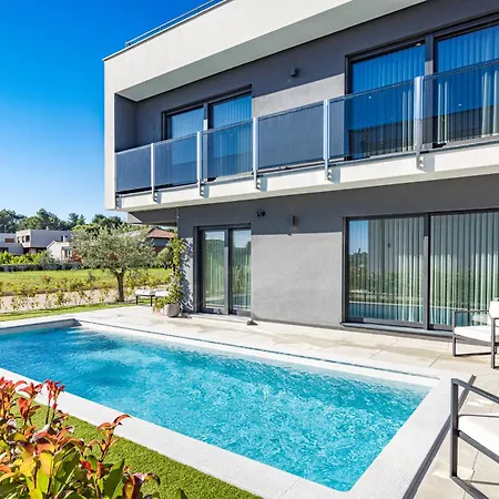 Luxury Luma Pula